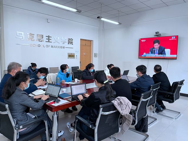 伟德bv国际体育观看十九届六中全会新闻发布会-中关村教工会场1_副本.jpg