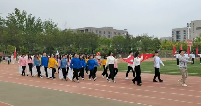 伟德bv国际体育在第60届校运会拼搏奋进.jpg
